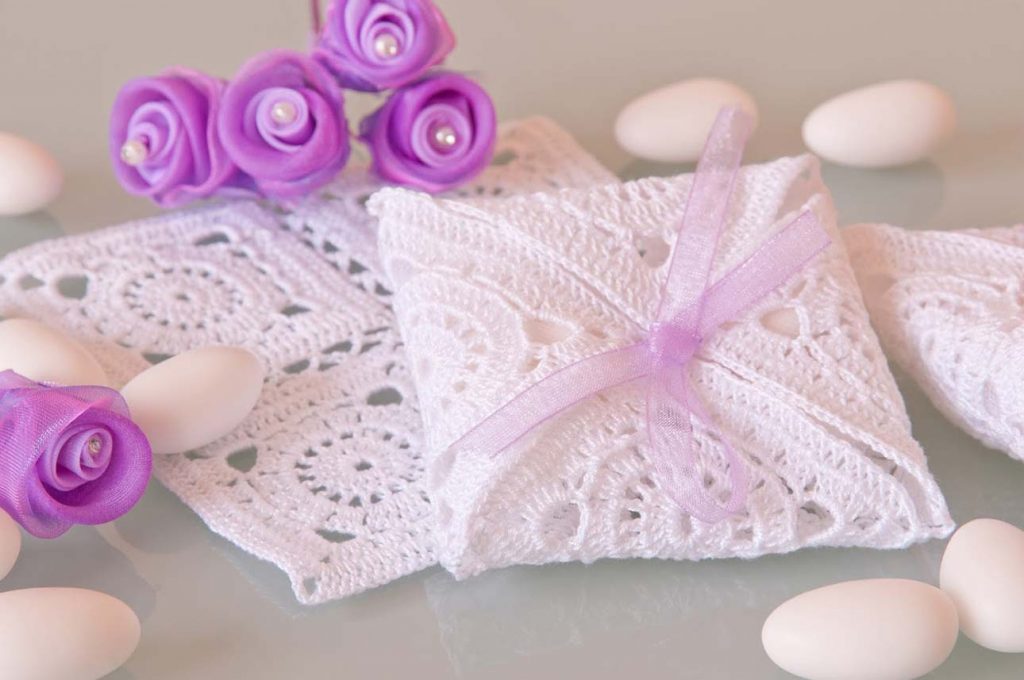 Scatoline Bomboniere Portaconfetti 10x10x4 Cm - 50 Pezzi Con Nastri, Per Comunione, Cresima, Matrimonio, Fai Da Te
