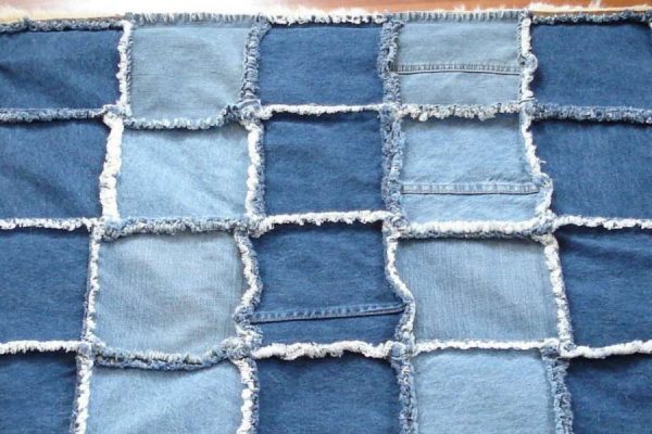Come riciclare vecchi jeans per fare un tappeto